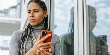 Digitalisierung: Viele Menschen fühlen sich durch digitale Mediennutzung überfordert und gestresst