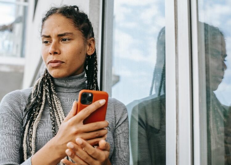 Digitalisierung: Viele Menschen fühlen sich durch digitale Mediennutzung überfordert und gestresst