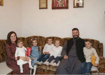 ПРАВОСЛАВНИ СВЕШТЕНИЦИ СА ВИШЕДЕТНИМ ПОРОДИЦАМА