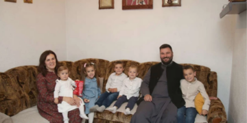 ПРАВОСЛАВНИ СВЕШТЕНИЦИ СА ВИШЕДЕТНИМ ПОРОДИЦАМА