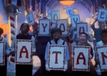 ДИЗНИ: У БОЖИЋНОЈ СЕРИЈИ ДЕЦА НОСЕ СЛОВА С ПОРУКОМ „СОТОНО, ВОЛИМО ТЕ“