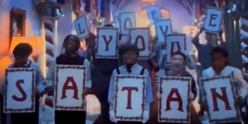 ДИЗНИ: У БОЖИЋНОЈ СЕРИЈИ ДЕЦА НОСЕ СЛОВА С ПОРУКОМ „СОТОНО, ВОЛИМО ТЕ“