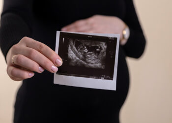 РОДИТЕЉИ НАТЕРАЛИ ЋЕРКУ НА АБОРТУС ПОСЛЕ КОГ ЈЕ ОСТАЛА НЕПЛОДНА