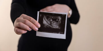 РОДИТЕЉИ НАТЕРАЛИ ЋЕРКУ НА АБОРТУС ПОСЛЕ КОГ ЈЕ ОСТАЛА НЕПЛОДНА