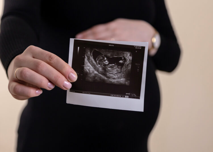 РОДИТЕЉИ НАТЕРАЛИ ЋЕРКУ НА АБОРТУС ПОСЛЕ КОГ ЈЕ ОСТАЛА НЕПЛОДНА