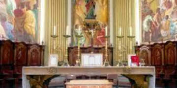 Dos asaltantes interrumpen una misa a gritos y hacen gestos obscenos en una iglesia