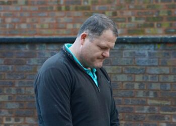 La police de la pensée au Royaume-Uni : un Britannique condamné à une amende pour avoir prié en silence pour son fils décédé