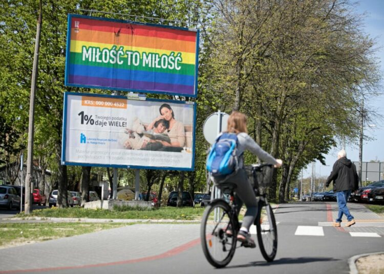 Polnische Stadt ersetzt Anti-LGBT-Resolution durch Antidiskriminierungserklärung angesichts drohender EU-Sanktionen
