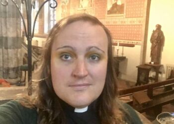 ПРВИ „НЕБИНАРНИ“ АНГЛИКАНСКИ СВЕШТЕНИК  „АУТОВАО“ СЕ ПРЕД ЖЕНОМ И ДЕЦОМ