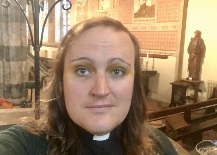 Erster „nicht-binärer“ Anglikanischer Priester outet sich vor Frau und Kindern