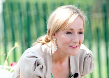 „Künstlerin“ löscht buchstäblich J. K. Rowlings Namen aus Harry Potter Büchern – und kassiert ordentlich ab