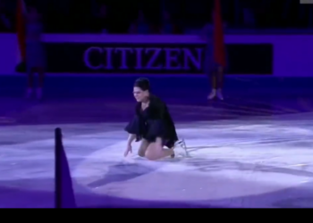 Erster „Transsexueller“ Eiskunstläufer eröffnet Weltmeisterschaft; stolpert und muss von Hostess hochgehoben werden