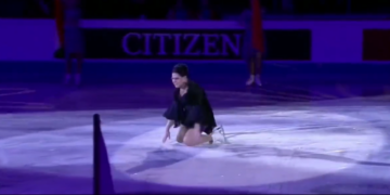 Erster „Transsexueller“ Eiskunstläufer eröffnet Weltmeisterschaft; stolpert und muss von Hostess hochgehoben werden