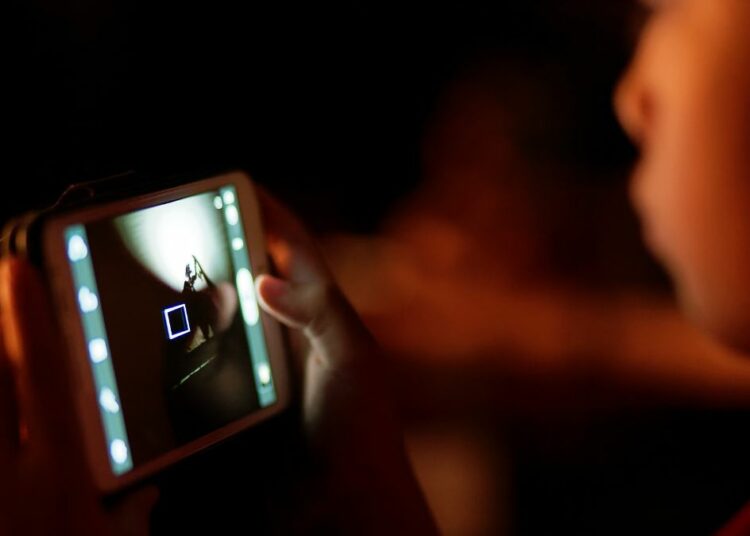 Frankreich will Jugendlichen Pornokonsum durch digitales Zertifikat erschweren