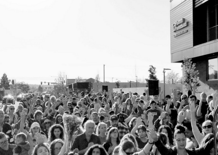 Pro-Life-Gruppe betet weiter vor Planned Parenthood trotz 1 Million Dollar Strafe