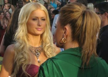 Paris Hilton im „Mutterglück“ mit Leihmutter; enthüllt Details über ihre Abtreibung