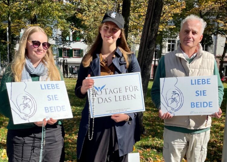 Германия: три партии предлагают запретить молитвы перед абортариями