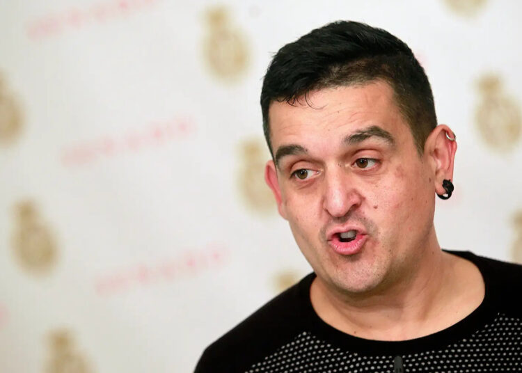 Spanien: Senator verklagt, weil er Christen angegriffen und Kreuze umgestoßen hat