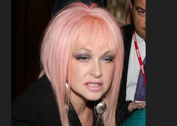 Cyndi Lauper: Las leyes de protección de la infancia contra la ideología trans son como la «Alemania nazi»