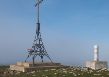 La justicia investiga el derribo de una cruz en Álava (España)