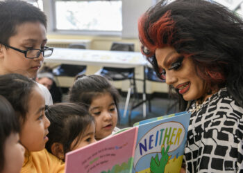 ГУВЕРНЕР МОНТАНЕ ЗАБРАНИО ЛГБТ ДОГАЂАЈЕ ГДЕ КРАЉИЦЕ ДРЕГА ЧИТАЈУ ДЕЦИ КЊИГЕ