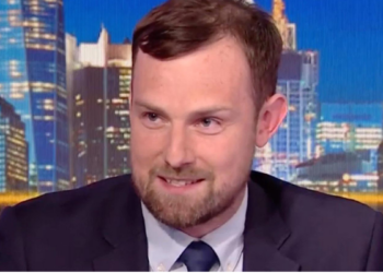 НАСТАВНИКУ МАТЕМАТИКЕ ЗАБРАЊЕНО ДА ПРЕДАЈЕ ЈЕР НЕ ПРИХВАТА НОВЕ ЗАМЕНИЦЕ