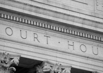 Un tribunal de Nueva Jersey bloquea la política de notificación a los padres de un colegio