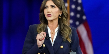 La gobernadora de Dakota del Sur critica las ideologías de género en las universidades