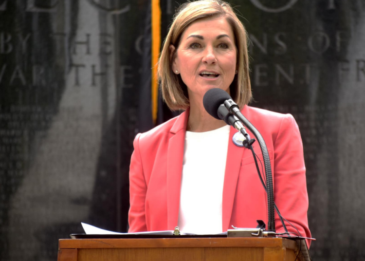 Le gouverneur de l’Iowa promulgue une loi limitant le contenu LGBT dans les écoles et renforçant le contrôle parental