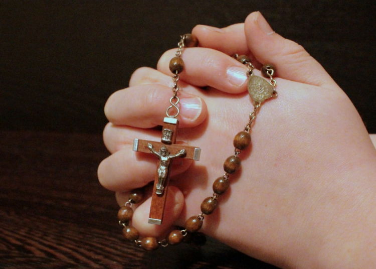 Enraizados promueve rezar el Rosario de cara a las próximas elecciones en España