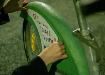 Parigi: attivisti fanno scoppiare la polemica con una campagna di adesivi pro-vita su biciclette in libera circolazione