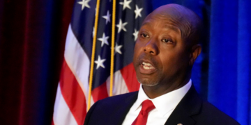 Le candidat à la présidence Tim Scott condamne les Dodgers pour avoir honoré un groupe de travestis controversé