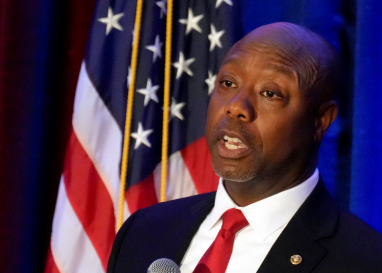 Le candidat à la présidence Tim Scott condamne les Dodgers pour avoir honoré un groupe de travestis controversé