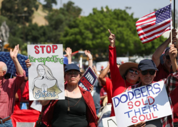 МАСОВНИ ПРОТЕСТИ ЗАСЕНИЛИ ДОДЕЛУ НАГРАДЕ КОНТРОВЕРЗНОЈ ДРЕГ ГРУПИ