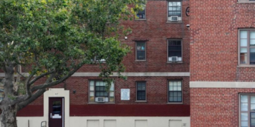 БОСТОН: ТРАНСВЕСТИТИ ДРЖАЛИ ДЕЦУ У СТАНУ У УЖАСНИМ УСЛОВИМА