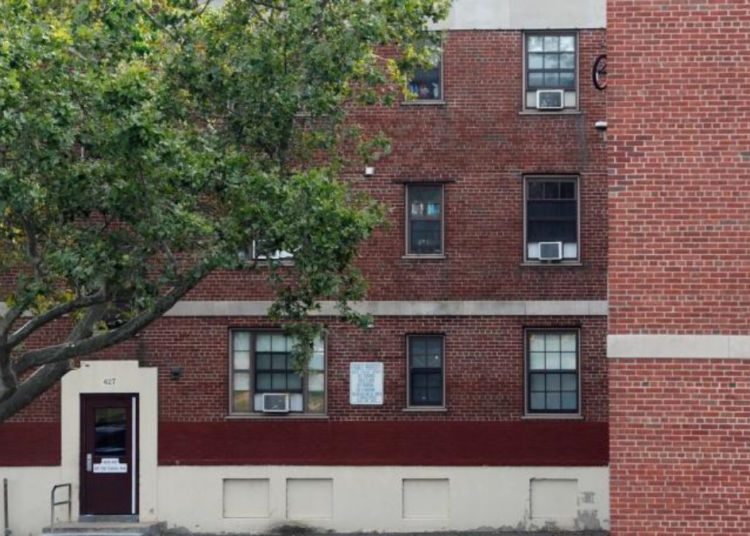 БОСТОН: ТРАНСВЕСТИТИ ДРЖАЛИ ДЕЦУ У СТАНУ У УЖАСНИМ УСЛОВИМА