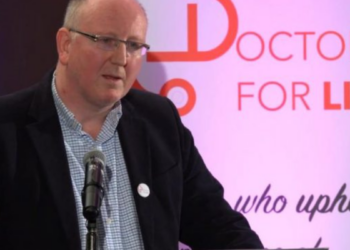 Un gynécologue-obstétricien met en garde contre un exode potentiel de médecins et d’infirmières en raison de l’obligation d’avorter