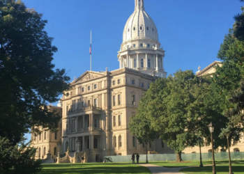 La Camera dello Stato del Michigan approva la legge che criminalizza l’uso di pronomi di genere errati