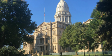 МИЧИГЕН: ДОЊИ ДОМ УСВОЈИО ЗАКОН КОЈИМ СЕ КАЖЊАВА УПОТРЕБА ЗАМЕНИЦА У ПОГРЕШНОМ РОДУ