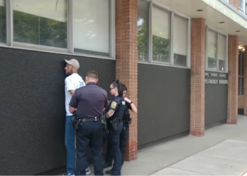 ХРИШЋАНИН УХАПШЕН ЈЕР ЈЕ ЦИТИРАО БИБЛИЈУ НА ЛГБТ ДОГАЂАЈУ