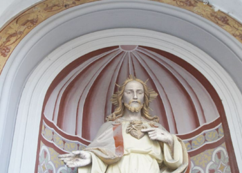 Enraizados celebra el mes del Sagrado Corazón regalando pulseras y pegatinas