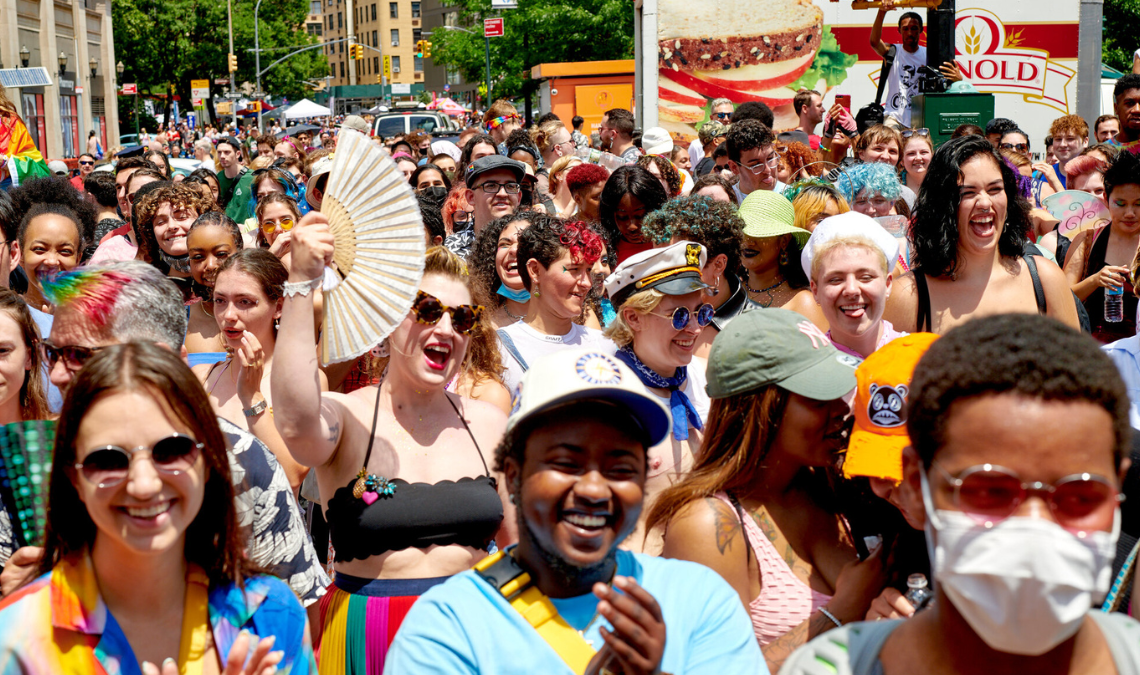 New York: Drag Queens singen „Wir holen Eure Kinder!“