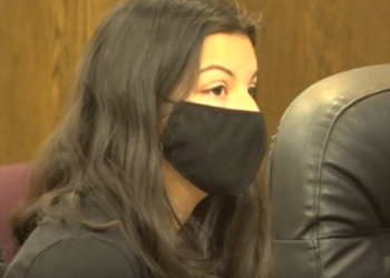 НЕБРАСКА: ТИНЕЈЏЕРКА ОСУЂЕНА ЗБОГ ИНДУКОВАНОГ АБОРТУСА У КАСНОЈ ТРУДНОЋИ И СКРИВАЊА БЕБИНОГ ТЕЛА