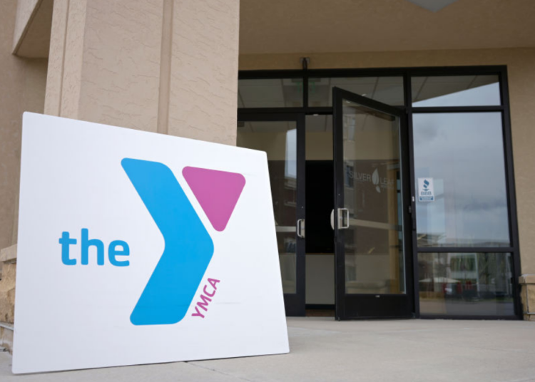 Une adolescente nageuse défend les droits des femmes dans le cadre d’une controverse au YMCA de l’Illinois