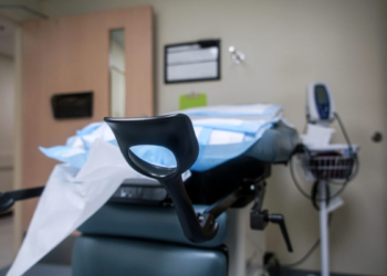 Un aborto fallito in una struttura abortiva di New York provoca lesioni per tutta la vita alla madre adolescente e al bambino sopravvissuto