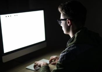 СВЕ ВИШЕ ДРЖАВА ХВАТА СЕ У КОШТАЦ С ПОРНОГРАФИЈОМ, ДА БИ ЗАШТИТИЛИ МЛАДЕ