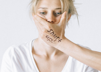 La presidente de un consejo escolar en California amenazada por apoyar los derechos de los padres