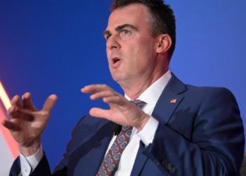 Il governatore dell’Oklahoma firma la “Carta dei diritti delle donne” per affrontare l’ideologia di genere nelle scuole pubbliche e nelle strutture statali