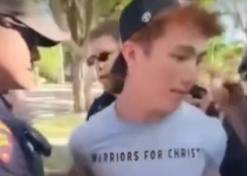 УХАПШЕН ДЕМОНСТРАНТ КОЈИ ЈЕ ЧИТАО БИБЛИЈУ НА ДРЕГ ДОГАЂАЈУ