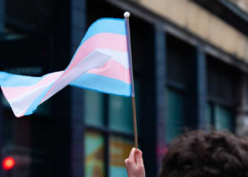 Expertos advierten contra la atención a los jóvenes que afirman su género